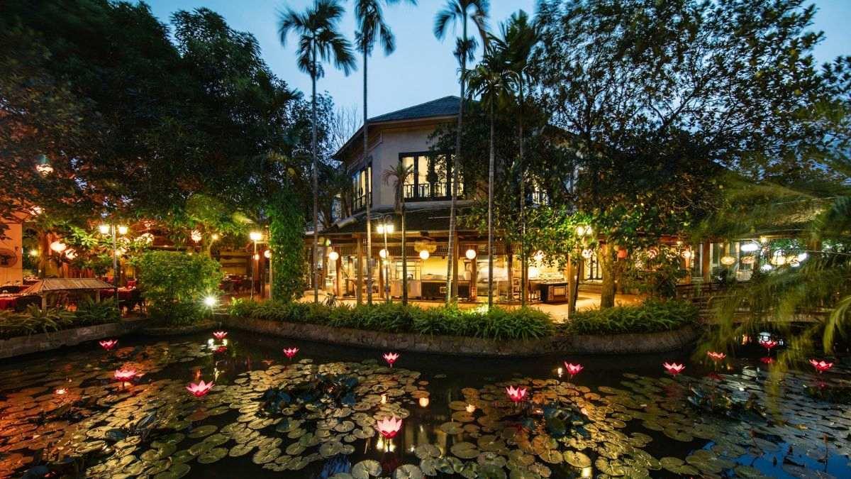 Bên trong không gian rộng lớn và sang trọng của Nhà hàng Sen Tây Hồ 614 Lạc Long Quân, với tầm nhìn ra Hồ Tây hoặc khu vườn